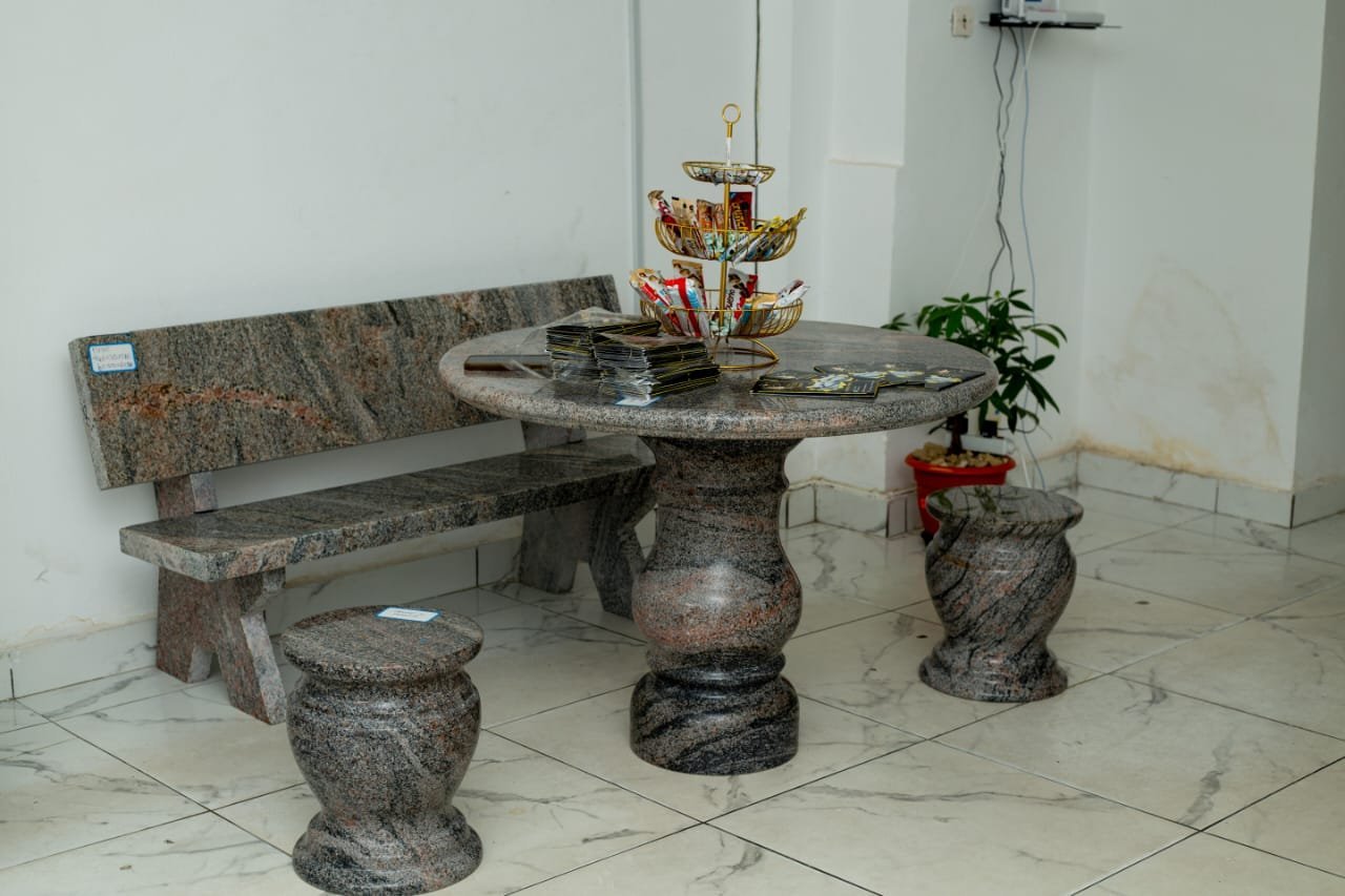 Table avec Banc et deux Tabourets